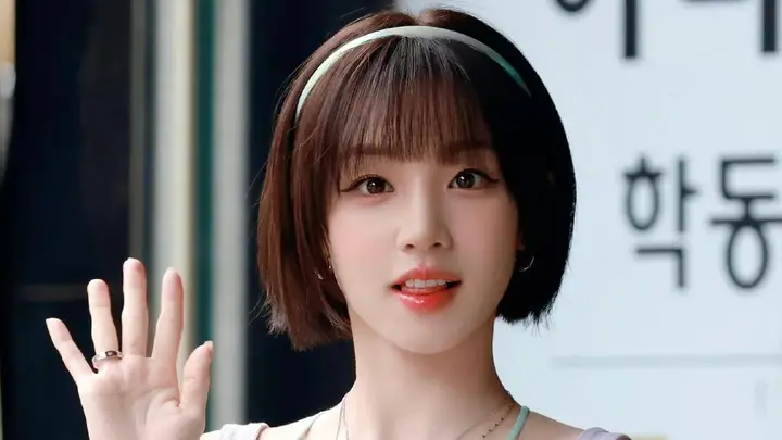 宋雨琦多巴胺风美照曝光 浅金长辫配清甜笑眼尽显夏日活力