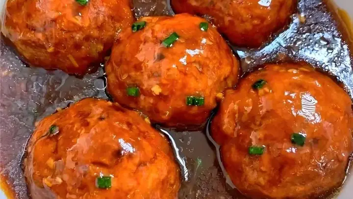 三分肥七分瘦前腿肉!教你做一口爆汁红烧狮子头,汤汁能拌三碗饭的秘诀都在这