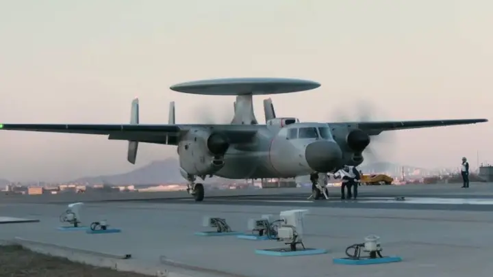 制胜》曝福建舰空警600弹射画面！补齐远洋航母关键短板 电磁弹射适配性获实锤