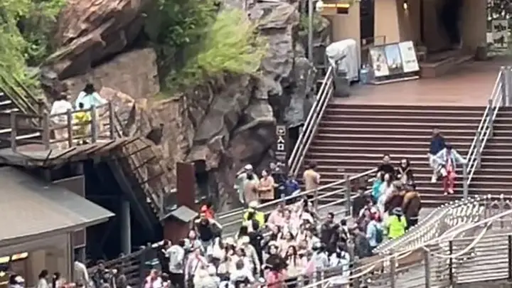 虎跳峡山体崩塌后工作人员快速疏散游客 无人员伤亡景区未受损 丽江虎跳峡景区及香格里拉虎跳峡景区均发布安全提示或临时闭园通知