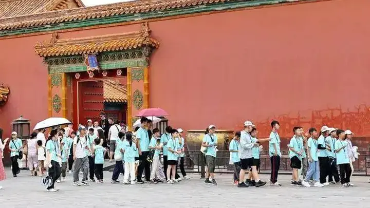 割不动年轻人的旅行社，玩不下去了