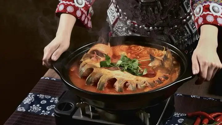 在贵州,很多故事是从饭桌开始的
