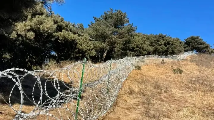 泰山建“刀片刺绳铁丝网”引关注,景区回应