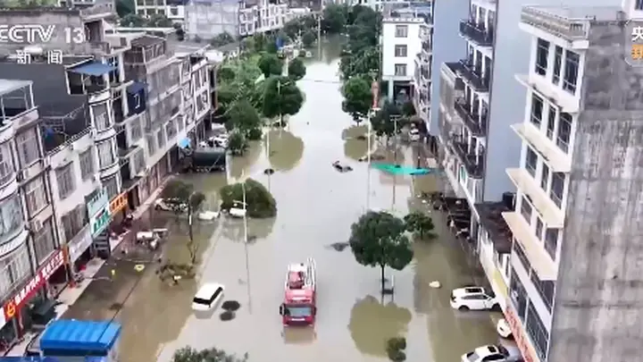 “没想到淹水这么严重，一觉醒来就被困住了”，广西多地：非必要不外出！有水库出现漫顶、缺口、漫坝险情，紧急转移群众