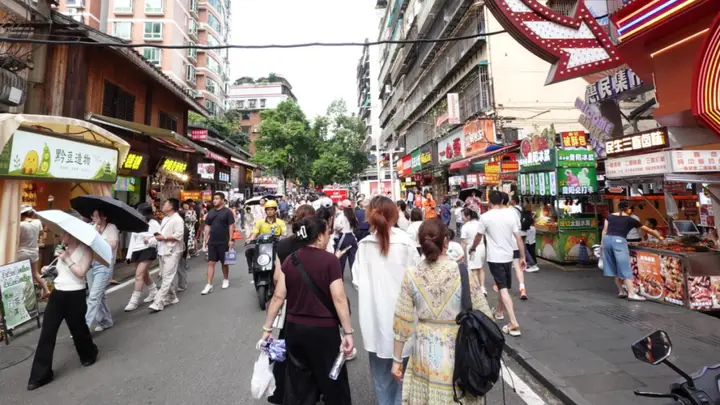 夏日美食街“光盘”风潮，文明用餐成新风尚