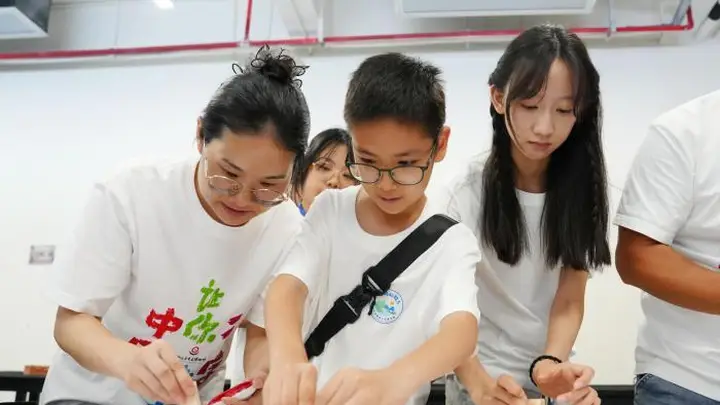 “妈妈的故乡”夏令营在长沙开营 华裔青少年亲手篆刻品汉字底蕴