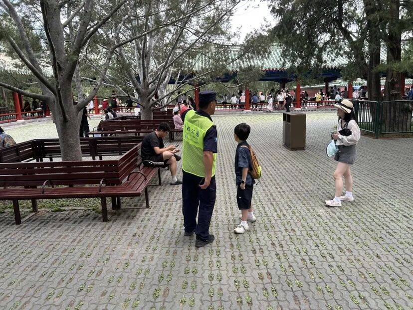 逛公园突然中暑怎么办？记住这几个求助渠道！