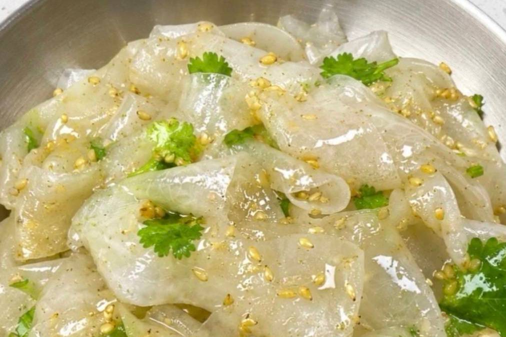 这道凉拌萝卜一上桌，脆爽开胃，比大鱼大肉先光盘