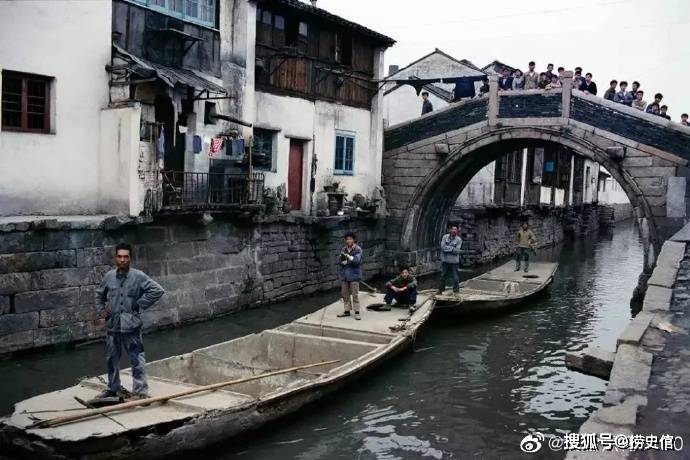 老照片：1980年洋人镜头下的上海，打破了外界对当时中国“灰暗单调”的刻板印象