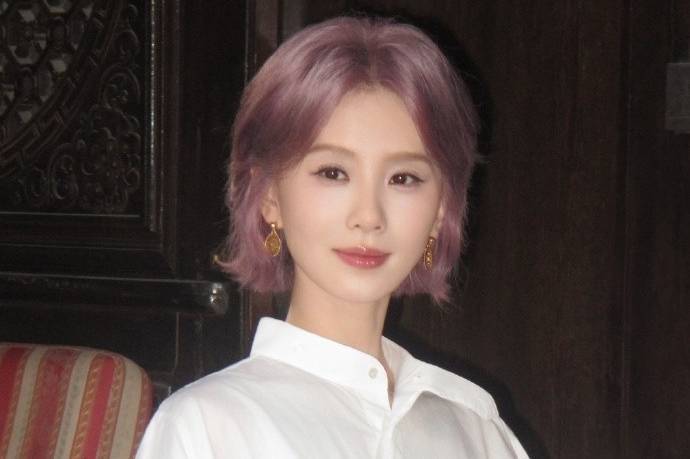 刘诗诗剪短发后像换了个人，穿白色衬衫裙好高级，美得差点认不出