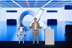 聚焦MWC 荣耀CEO李健：手机不应是“无聊黑色方块”，要赋予它大脑手脚