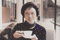 董卿母亲因癌症去世 父亲发文悼念:希望你常回家看看