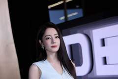 迪丽热巴全程捂胸显局促!女明星光鲜背后满是无奈