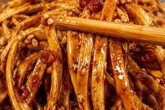 香辣孜然豆皮丝:比辣条还过瘾的家常下酒菜,一口香到停不下来!