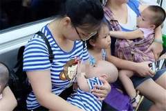 新手妈妈在地铁上喂奶被指责不礼貌，大妈霸气反击，网友：真解气