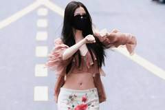虞书欣荷叶短上衣搭印花裙,细腰甜辣气场全开