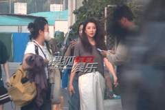 殷桃杂志拍摄收工 简约穿搭尽显绝佳体态