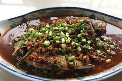广丰豌豆烧鲫鱼：赣菜饶帮菜中的至鲜风味