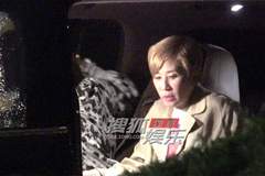 吴君如深夜行程紧凑 神采奕奕返回酒店