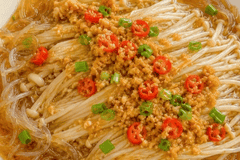 蒜蓉酱汁蒸金针菇,隔水蒸制锁住鲜嫩本味
