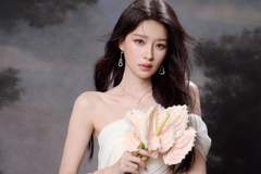 孙怡穿抹胸白裙身材凹凸有致 怀抱鲜花好似神女降临
