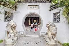 江苏扬州瘦西湖“最萌网红”？这对歪头石狮子，把游客都逗笑了