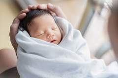 小婴儿到这个月龄会「睡眠倒退」,一张表教你睡渣变天使