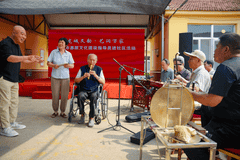 文化指导员走进敬老院,潍坊诸城以“陪伴式教学”文艺惠民