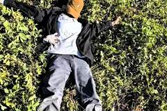 高考结束后，河南周口一名18岁男孩自我估分只有380分，自认升学无望，怕让父母失望，便悄悄独自前往郑州物流园打工。他放下笔就去抬箱子，真是字面意义的那种。郑州西郊的热浪一层压一层，水泥地像烙铁，他蹲在货车阴影里扒着冰凉的盒饭。手机震了一下，妈妈打来，分数出了，你快查查。六月二十五日...