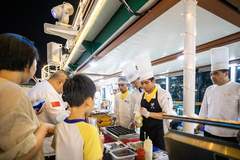 青岛启幕全国首个邮轮啤酒节 海事护航“梦想”号点亮海上文旅新场景