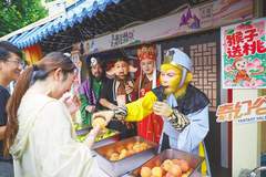 7月18日襄阳华侨城奇幻度假区助农盛亮点多 西游NPC推介谷城鲜果还免费分发近千斤