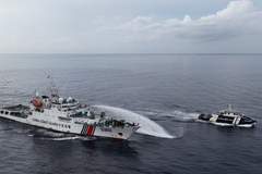 中国海警果断处置菲律宾公务船冲闯黄岩岛 水炮驱离守海域