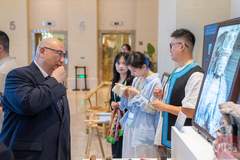 APEC会场外成都造数字产品成亮点 熊猫会英文AR眼镜等获国际代表点赞
