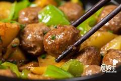 下班不用折腾，这锅牛肉丸土豆煲鲜辣下饭还管饱！