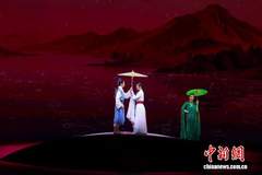 杂技剧《西湖传说·白蛇》南宁献演 蹬伞柔术等多类特技重构经典传说