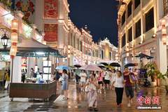 广东中山孙文西路步行街夜间旅游人气旺