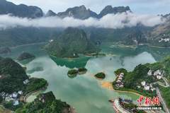 8月7日广西凌云浩坤湖凭绝美生态景观成热门打卡地