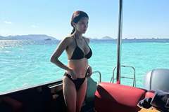 47岁香港知名女星晒泳装照，身材丰满腰间零赘肉，状态宛如少女