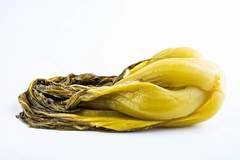 咸菜，是中国人最熟悉的下饭菜，但它到底能不能吃？榨菜、泡菜、酸菜、腐乳，真正的问题是什么