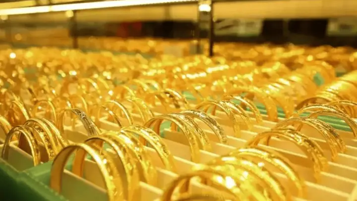 越贵越好卖?金饰克价年内大跌480元卖不动,大克拉钻石却卖爆了