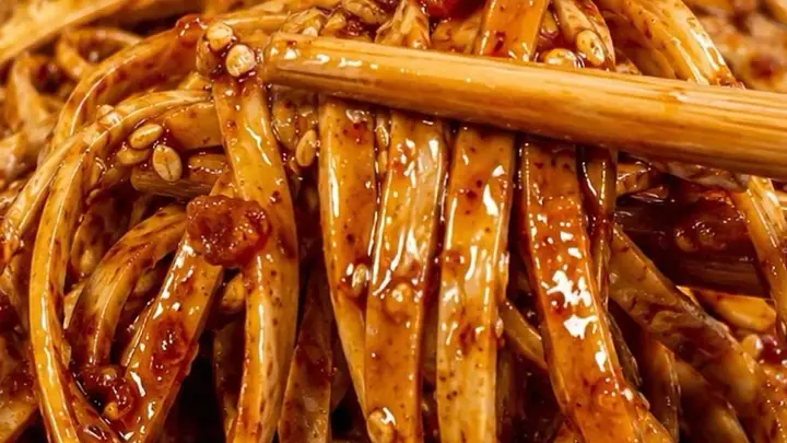香辣孜然豆皮丝:比辣条还过瘾的家常下酒菜,一口香到停不下来!