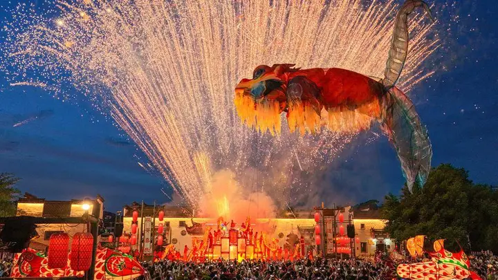 惊艳!安徽黄山“飞天鳌鱼”夜游表演点亮千年古村