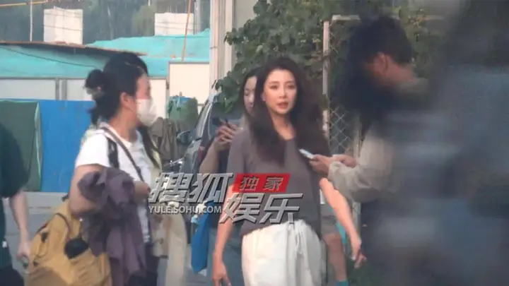 殷桃杂志拍摄收工 简约穿搭尽显绝佳体态