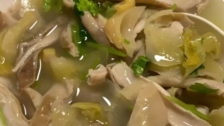 潮汕咸菜猪肚汤:酸鲜解腻暖心扉