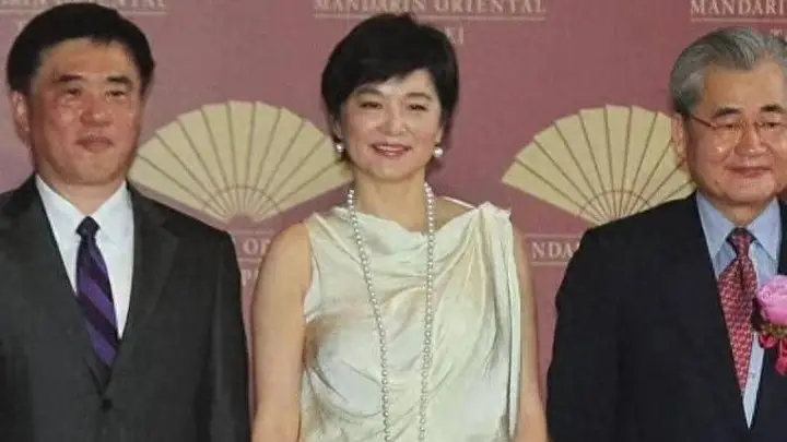 林青霞超短发配白裙惊艳亮相 年轻减龄非凡