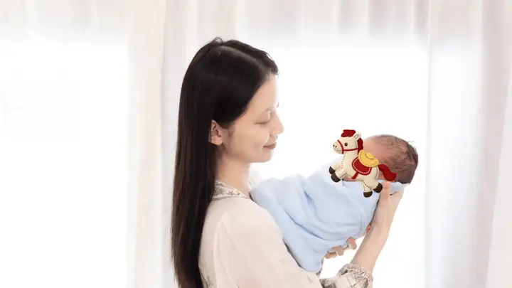 7月24日演员孙伊涵晒温馨产后照官宣当妈 怀抱新生男孩满是幸福