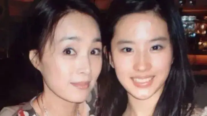刘亦菲早年公开与小姨合影 无滤镜年代小姨美过妈妈引惊叹
