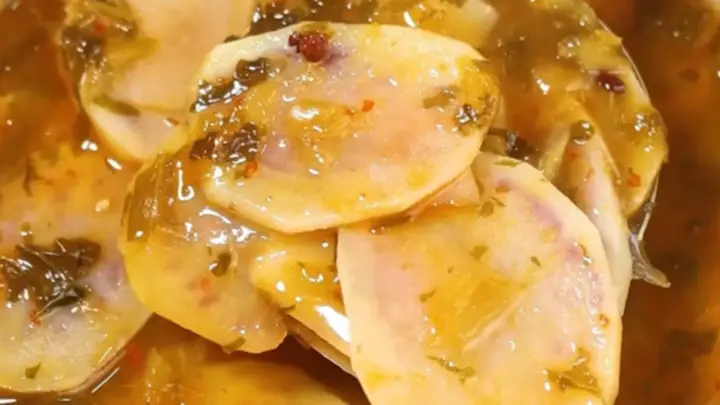 重庆冬春餐桌上的开胃硬菜，这碗酸菜土豆片凭鲜脆酸香圈粉无数