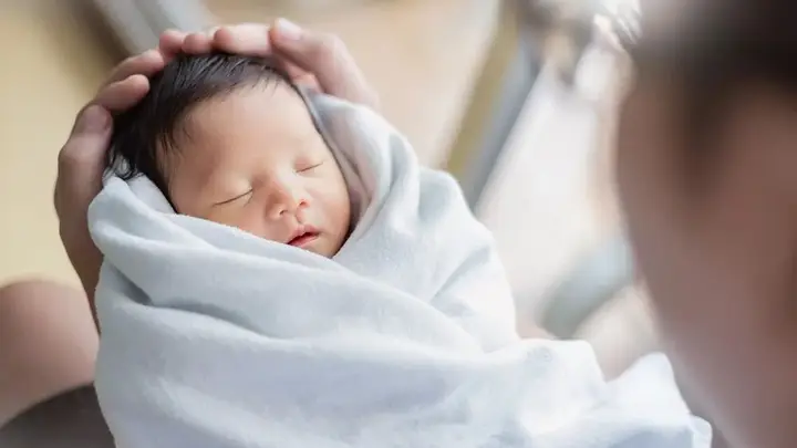 小婴儿到这个月龄会「睡眠倒退」，一张表教你睡渣变天使