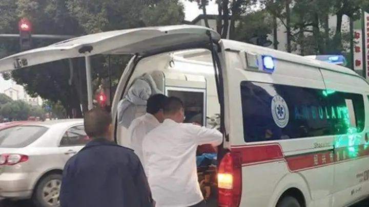 山东夫妻九寨沟度蜜月，妻子脑出血被当晕车，司机冒死绕路狂奔